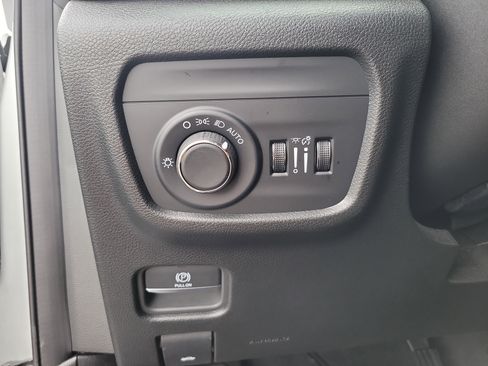 Used 2024 Jeep Grand Cherokee Laredo image 30