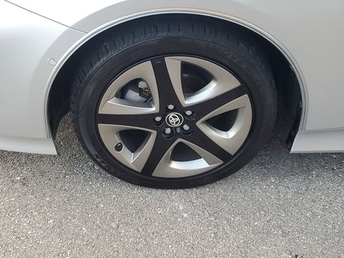 Used 2019 Toyota Prius XLE w/ Phone Cable & Charge Package image 9