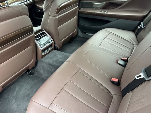 Used 2020 BMW 740i image 11