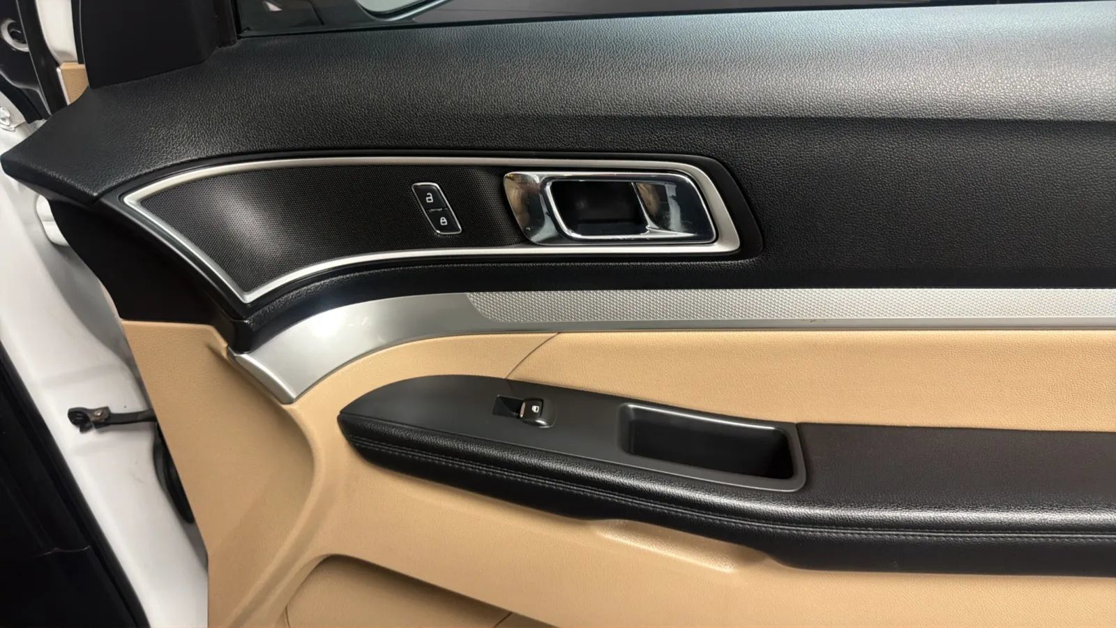 Used 2017 Ford Explorer XLT w/ Equipment Group 202A FWD image 19