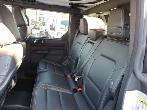 Used 2025 Ford Bronco Badlands image 11