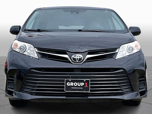 Used 2018 Toyota Sienna LE image 3