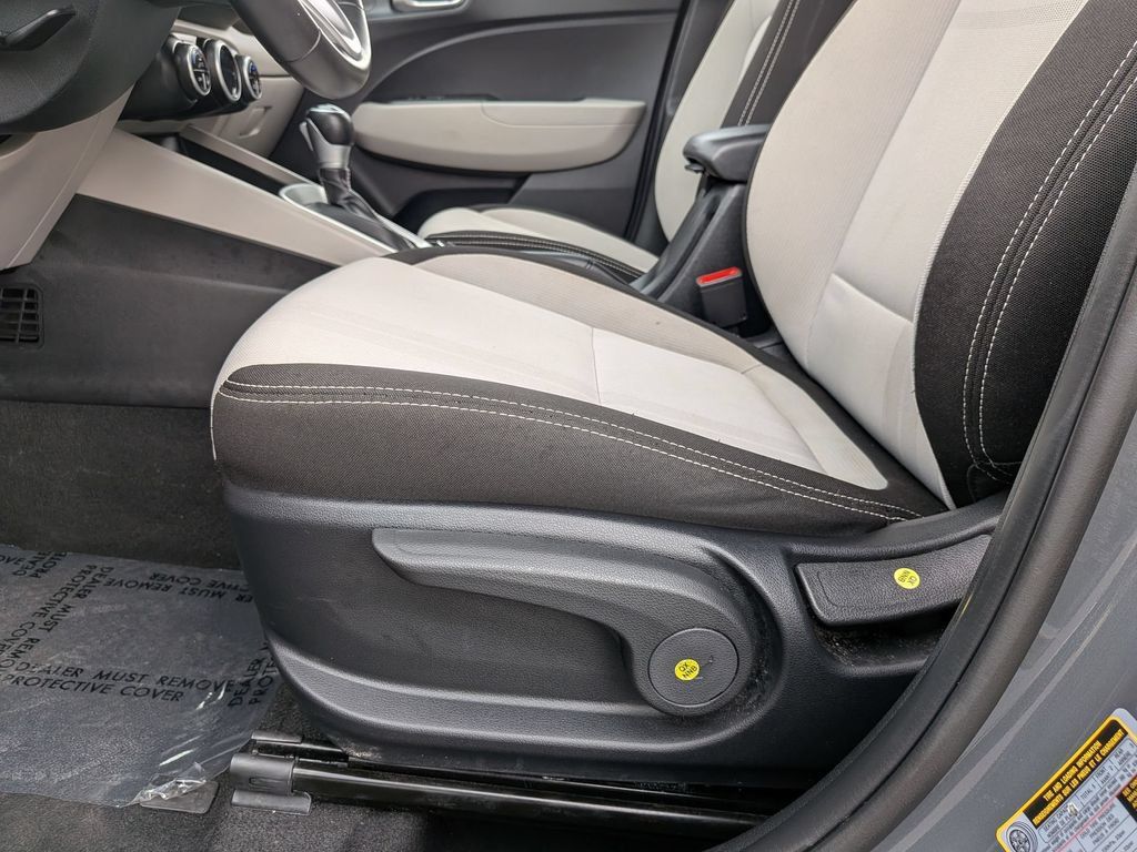 Used 2025 Hyundai Venue SEL FWD image 14