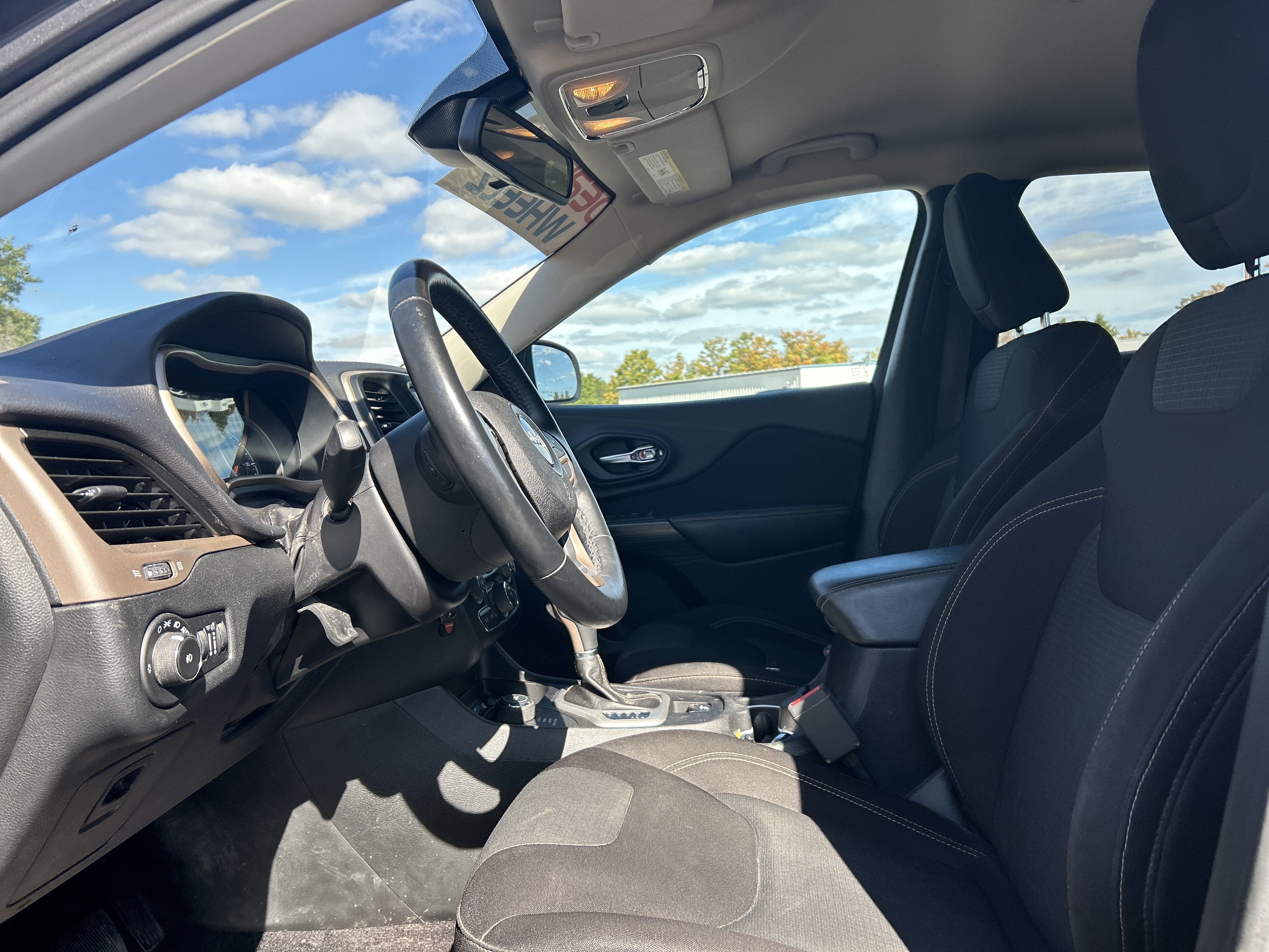 Used 2017 Jeep Cherokee Latitude w/ Cold Weather Group AWD/4WD image 10