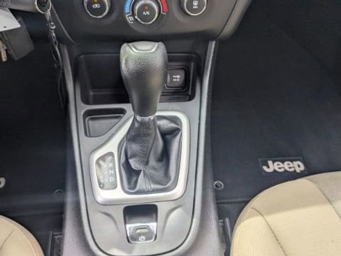 Used 2016 Jeep Cherokee Sport image 33