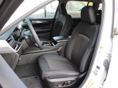 Used 2023 Jeep Grand Cherokee Laredo AWD/4WD image 9