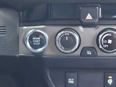 Used 2016 Toyota Tacoma TRD Sport w/ Towing Package AWD/4WD image 27