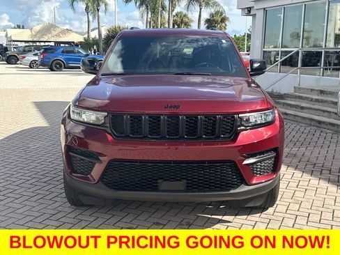 Used 2024 Jeep Grand Cherokee Altitude AWD/4WD image 4