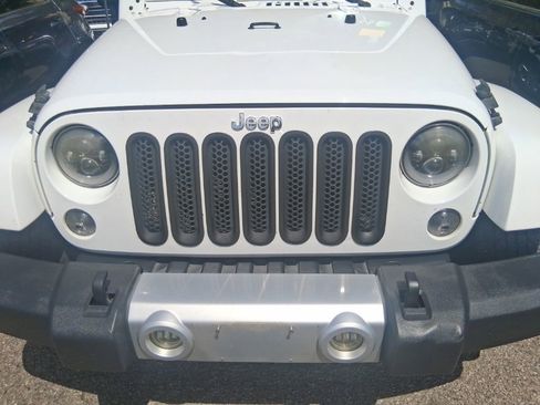 Used 2015 Jeep Wrangler Unlimited Sahara w/ Connectivity Group AWD/4WD image 19