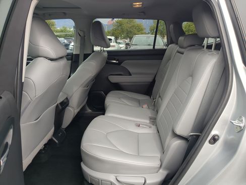 Used 2020 Toyota Highlander XLE AWD/4WD image 30