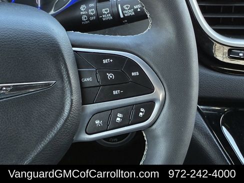 Used 2025 Chrysler Pacifica Select image 15