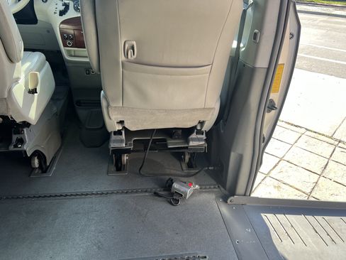 Used 2011 Toyota Sienna XLE image 9