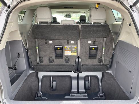 Used 2023 Toyota Sienna XLE FWD image 5