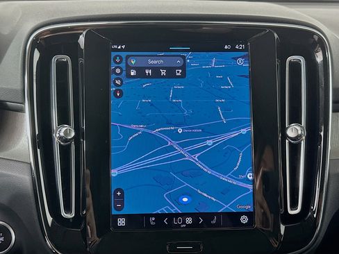 Used 2025 Volvo XC40 B5 Plus image 22