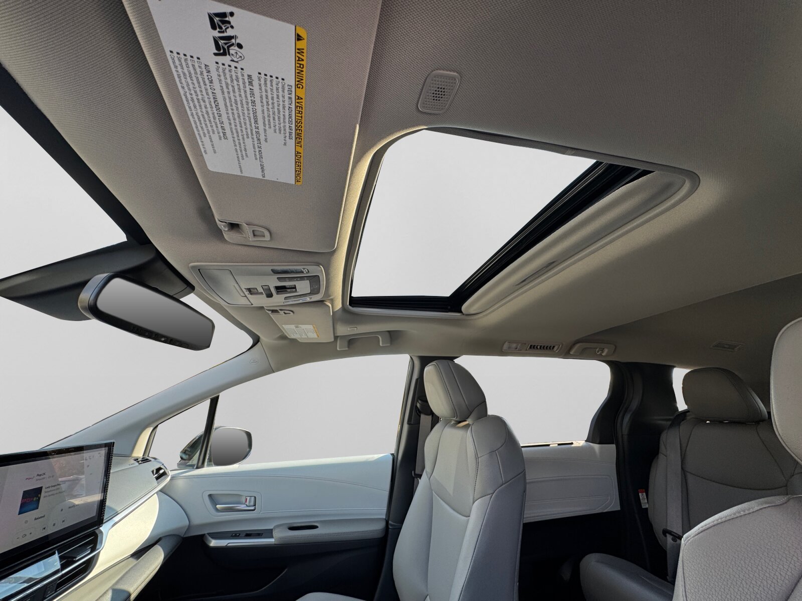 Used 2025 Toyota Sienna XLE AWD/4WD image 3