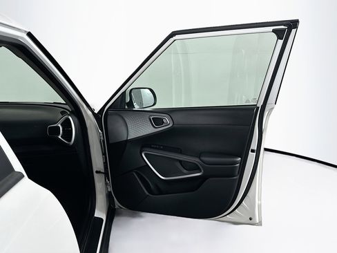 Used 2025 Kia Soul LX w/ LX Technology Package FWD image 30