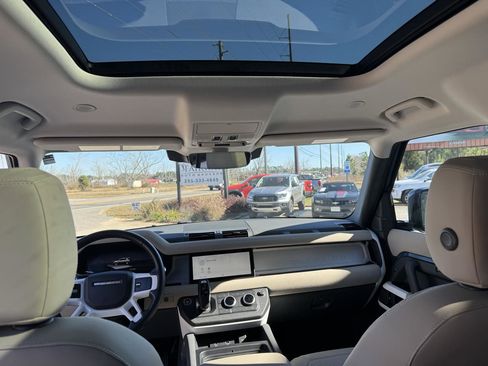 Used 2023 Land Rover Defender 110 SE image 7