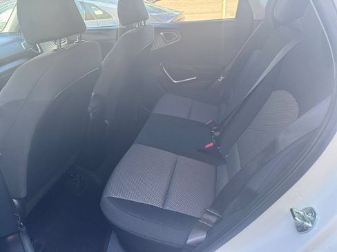 Used 2025 Kia Soul LX w/ LX Technology Package FWD image 22
