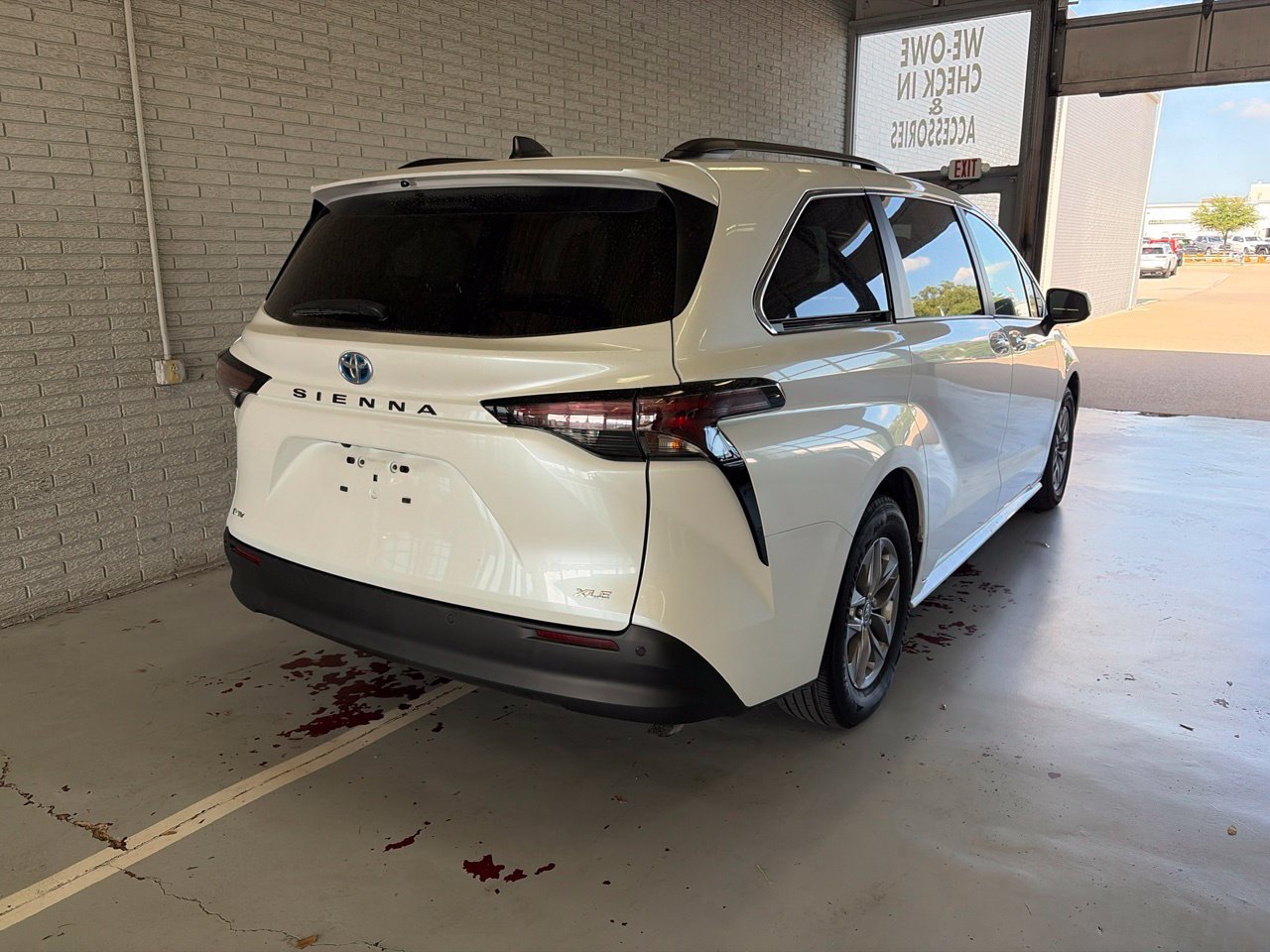 Used 2025 Toyota Sienna XLE FWD image 3