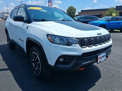 Used 2025 Jeep Compass Trailhawk AWD/4WD image 4