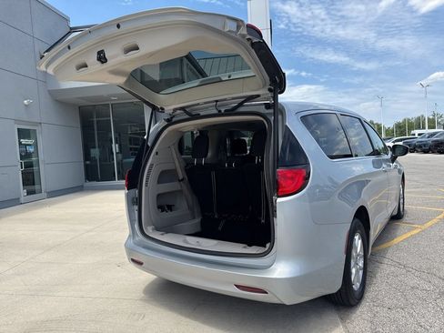 Used 2023 Chrysler Voyager LX FWD image 17