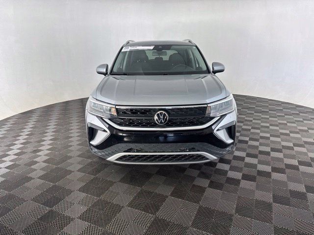 Used 2022 Volkswagen Taos SE w/ IQ.Drive SE Package FWD image 3