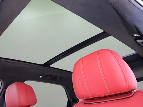Used 2025 Bentley Bentayga AWD/4WD image 29