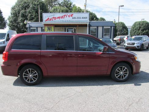 Used 2017 Dodge Grand Caravan SXT FWD image 3