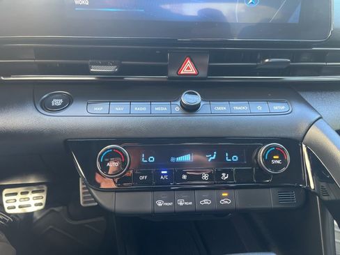 Used 2025 Hyundai Elantra SEL image 25