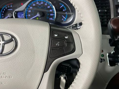 Used 2014 Toyota Sienna XLE image 25