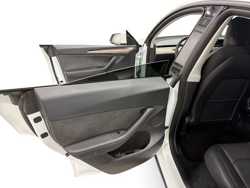Certified 2023 Tesla Model Y Long Range AWD/4WD image 10