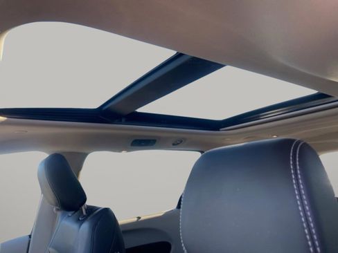 Used 2023 Chrysler Pacifica Touring-L image 15