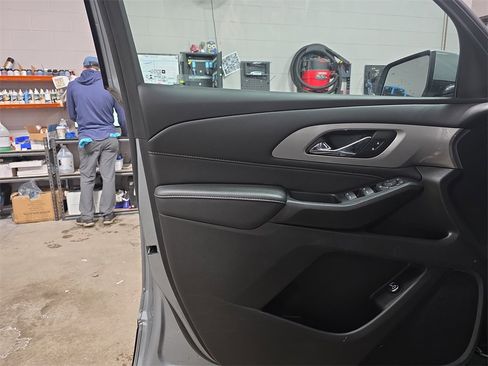 Used 2023 Chevrolet Traverse LT w/ Rear Camera Mirror Package image 27