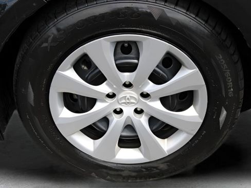 Used 2020 Toyota Corolla LE FWD image 3