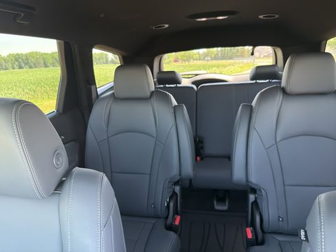Used 2024 Buick Enclave Essence image 28