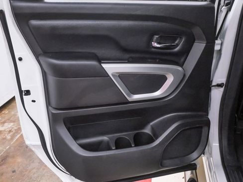 Used 2017 Nissan Titan SV image 24