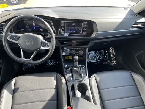 Used 2024 Volkswagen Jetta SE image 5