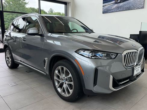 Used 2024 BMW X5 xDrive40i w/ Premium Package AWD/4WD image 4