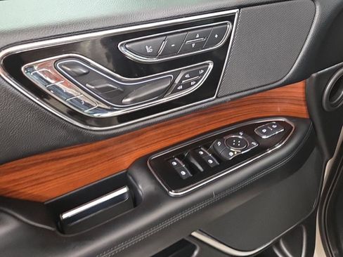 Used 2019 Lincoln Navigator Reserve image 14