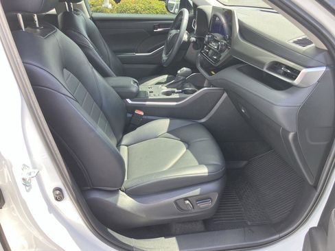 Used 2023 Toyota Highlander XLE image 35