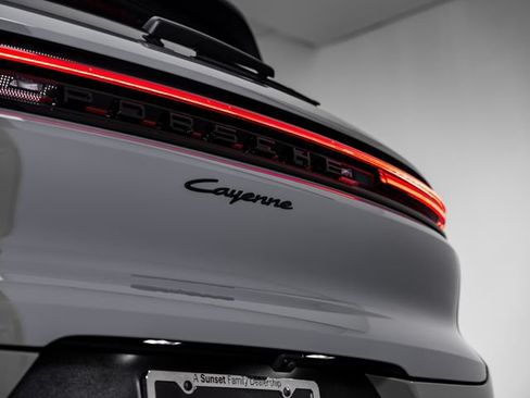 Certified 2025 Porsche Cayenne AWD/4WD image 35