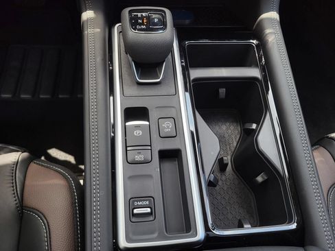 New 2026 Nissan Pathfinder Platinum w/ Accent Package FWD image 25