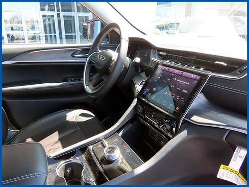 Used 2023 Jeep Grand Cherokee Limited w/ Black Appearance Package AWD/4WD image 8