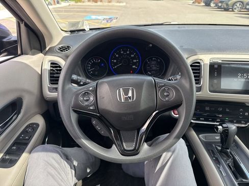 Used 2017 Honda HR-V EX image 9