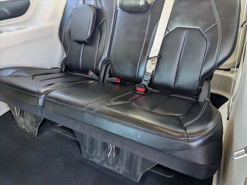 Used 2024 Chrysler Pacifica Touring-L image 19