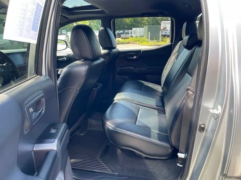 Used 2022 Toyota Tacoma TRD Sport w/ TRD Premium Sport Package AWD/4WD image 7