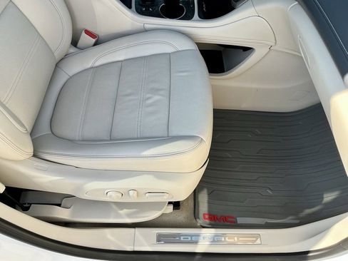 Used 2023 GMC Acadia Denali w/ Denali Technology Package image 24