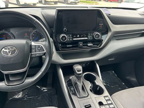 Used 2023 Toyota Highlander LE FWD image 19