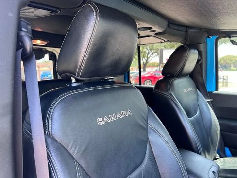 Used 2017 Jeep Wrangler Unlimited Sahara w/ Connectivity Group AWD/4WD image 32