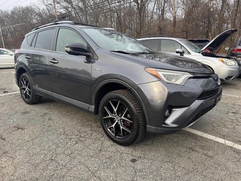 Used 2018 Toyota RAV4 SE image 3
